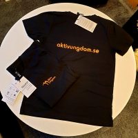 <p><strong>T-shirt 100 kr / st</strong>
</p>
<p>Snygg T-shirt i unisexmodell. Svart med orangefärgat tryck. Loggan på vänster framsida och hemsideadressen bak på ryggen. Enkelvävd jersey - T modell - Korta ärmar - Rund hals. 100% hållbart producerade kläder tillverkade i enlighet med de högsta sociala, etiska och miljömässiga certifieringar i världen: GOTS, Fairtrade, EU-Blomman, SA8000, Neutral® Responsibility™ och Öko-Tex.
</p>
<p>Finns i storlekarna xs-xl
</p>