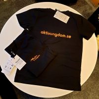 <p><b>T-shirt 100 kr / st</b>
</p>
<p>Snygg T-shirt i unisexmodell. Svart med orangefärgat tryck. Loggan på vänster framsida och hemsideadressen bak på ryggen. Enkelvävd jersey - T modell - Korta ärmar - Rund hals. 100% hållbart producerade kläder tillverkade i enlighet med de högsta sociala, etiska och miljömässiga certifieringar i världen: GOTS, Fairtrade, EU-Blomman, SA8000, Neutral® Responsibility™ och Öko-Tex.
</p>
<p>Finns i storlekarna xs-xl
</p>